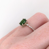 Classic Solitaire Ring Setting with Minimalist Trio Diamond Accented Shank 14K Gold | Oval Cut