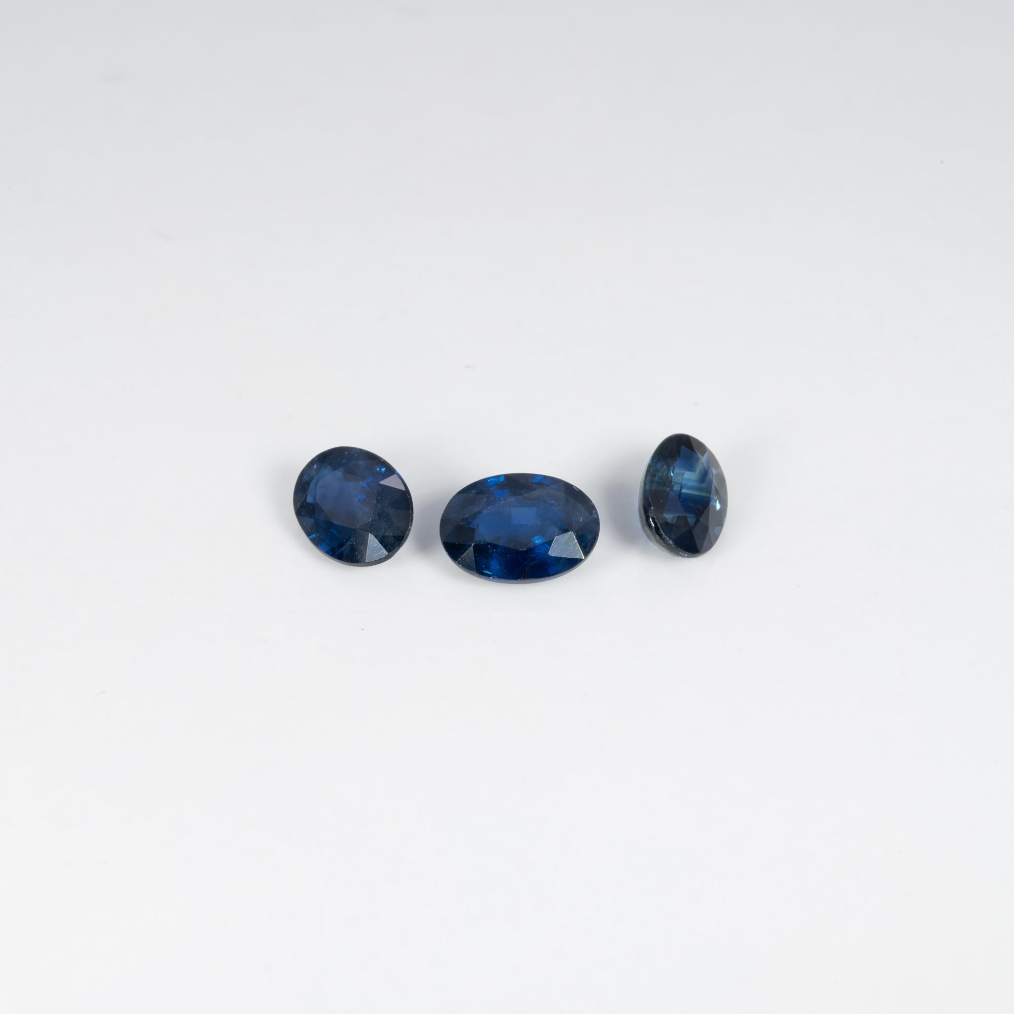 0.89 carat natural blue sapphire oval 7x5mm loose gemstone – view 2