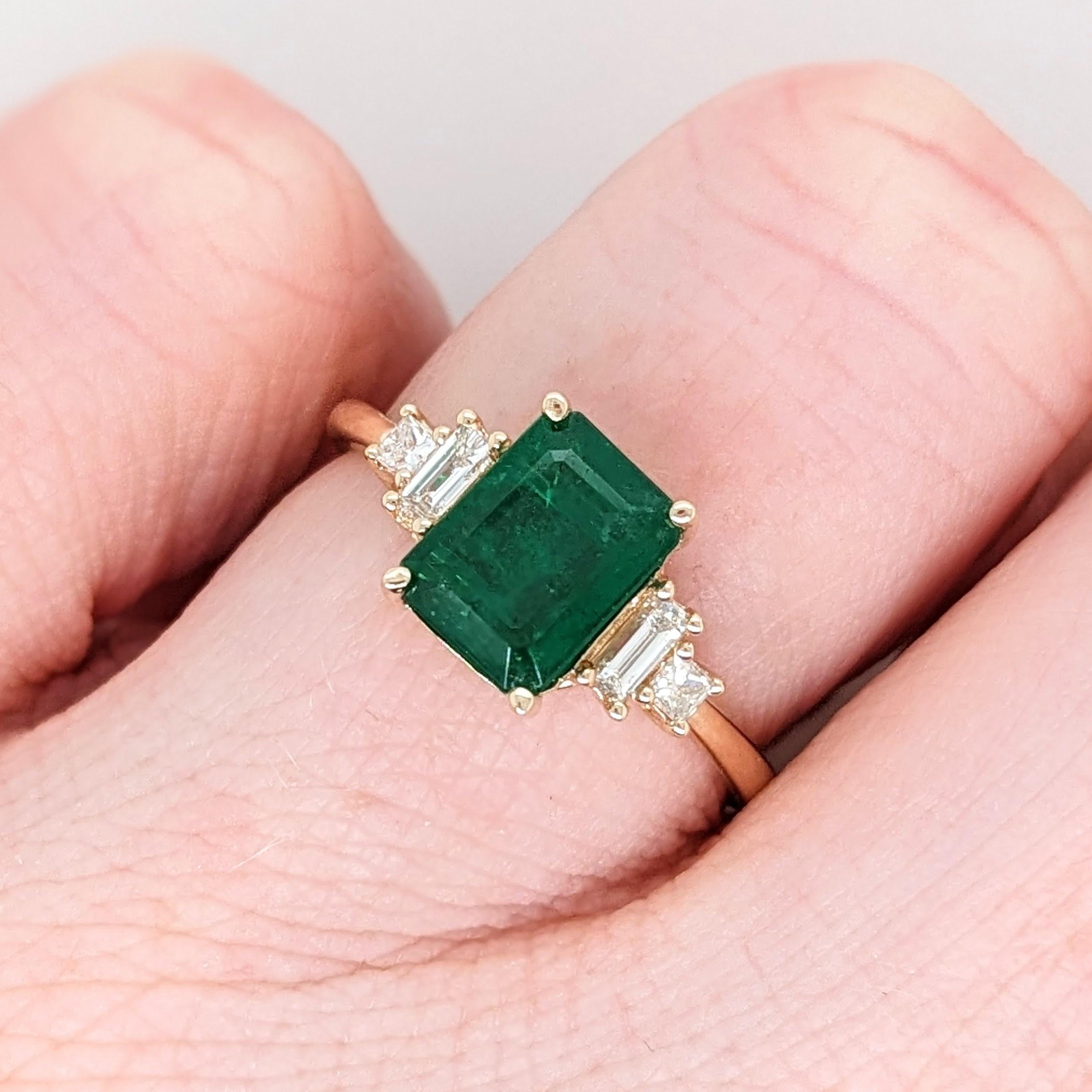 1.5ct Stunning Emerald Ring w Diamond Accents