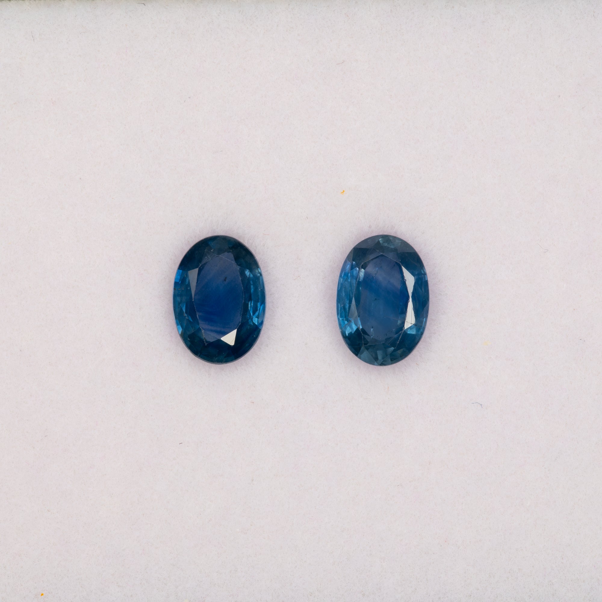 0.89 carat natural blue sapphire oval 7x5mm loose gemstone – view 4