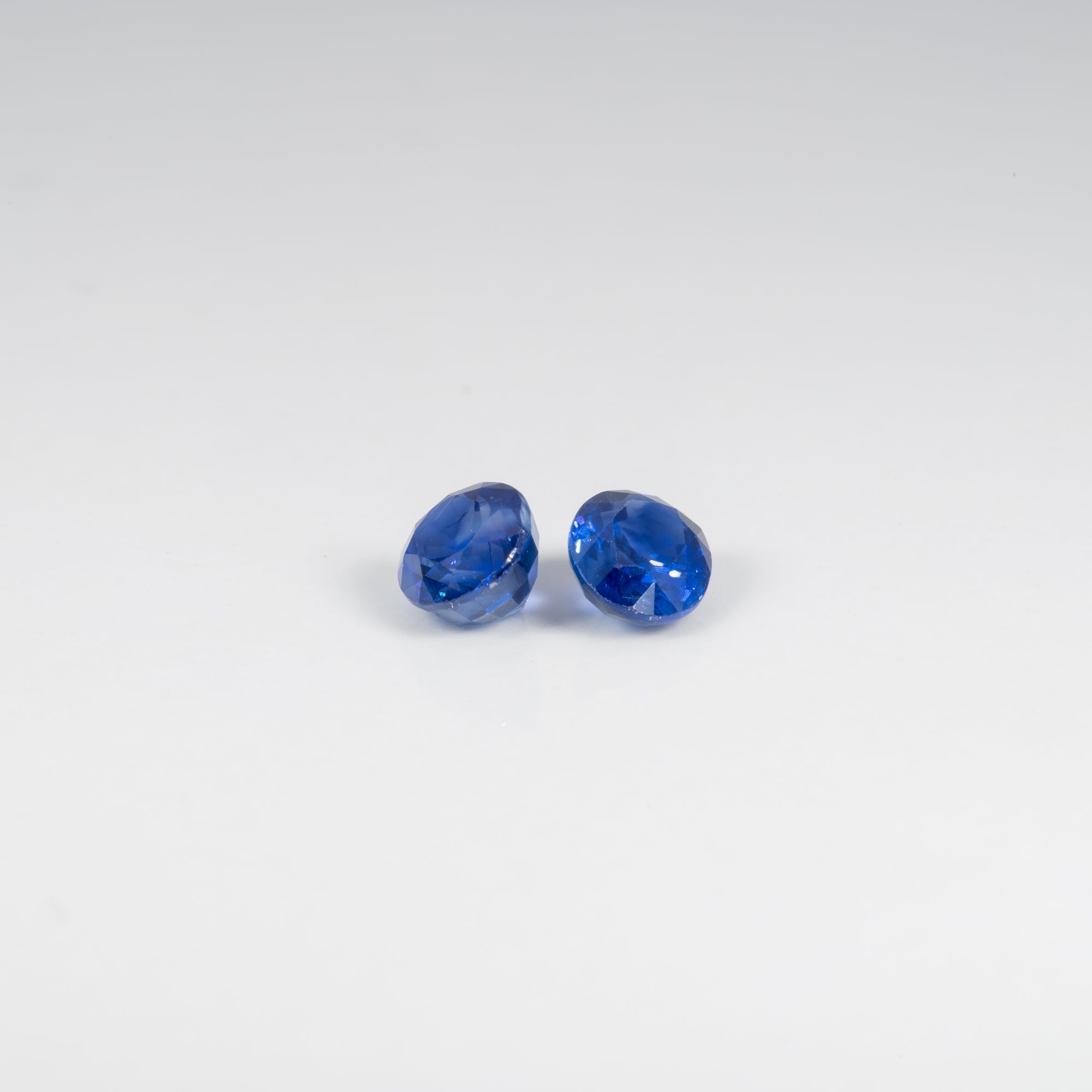 1.06 carat natural blue sapphire oval 6.5x5.1mm loose gemstone – view 3