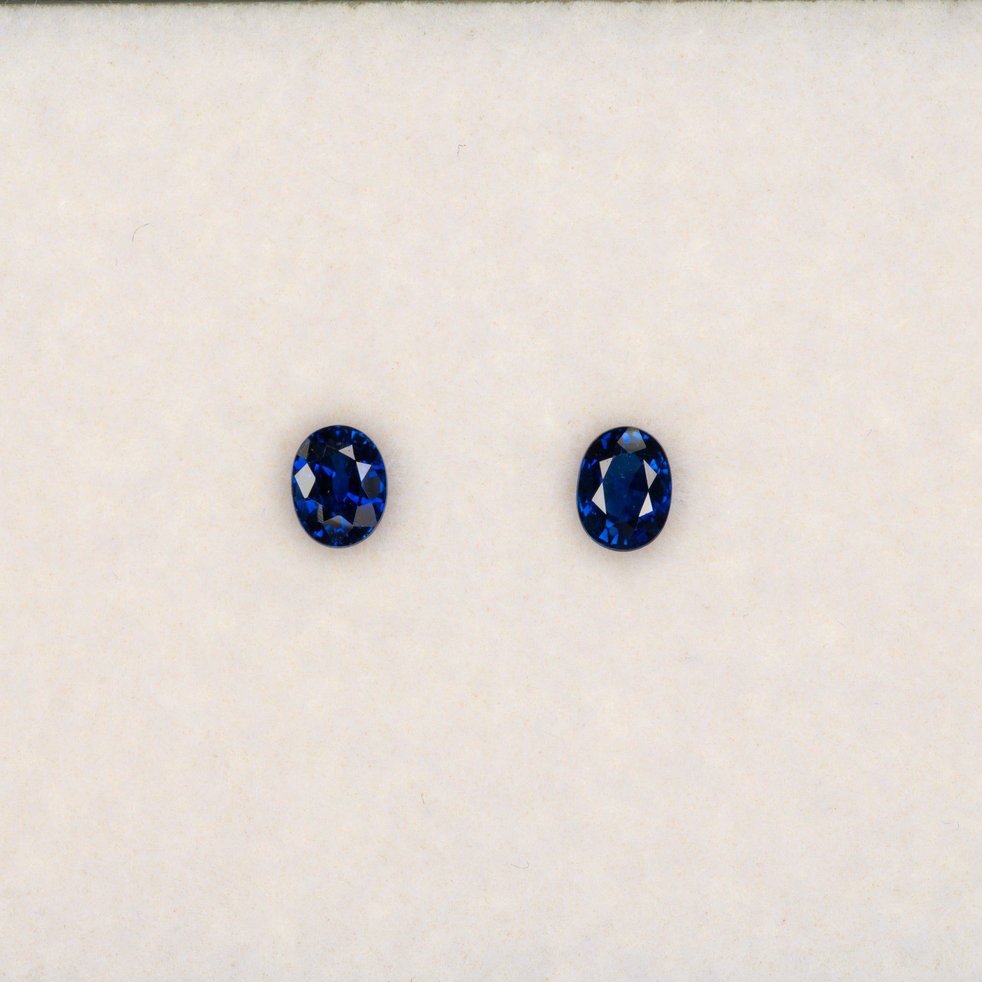 0.27 carat natural blue sapphire oval 4x3mm loose gemstone – view 2